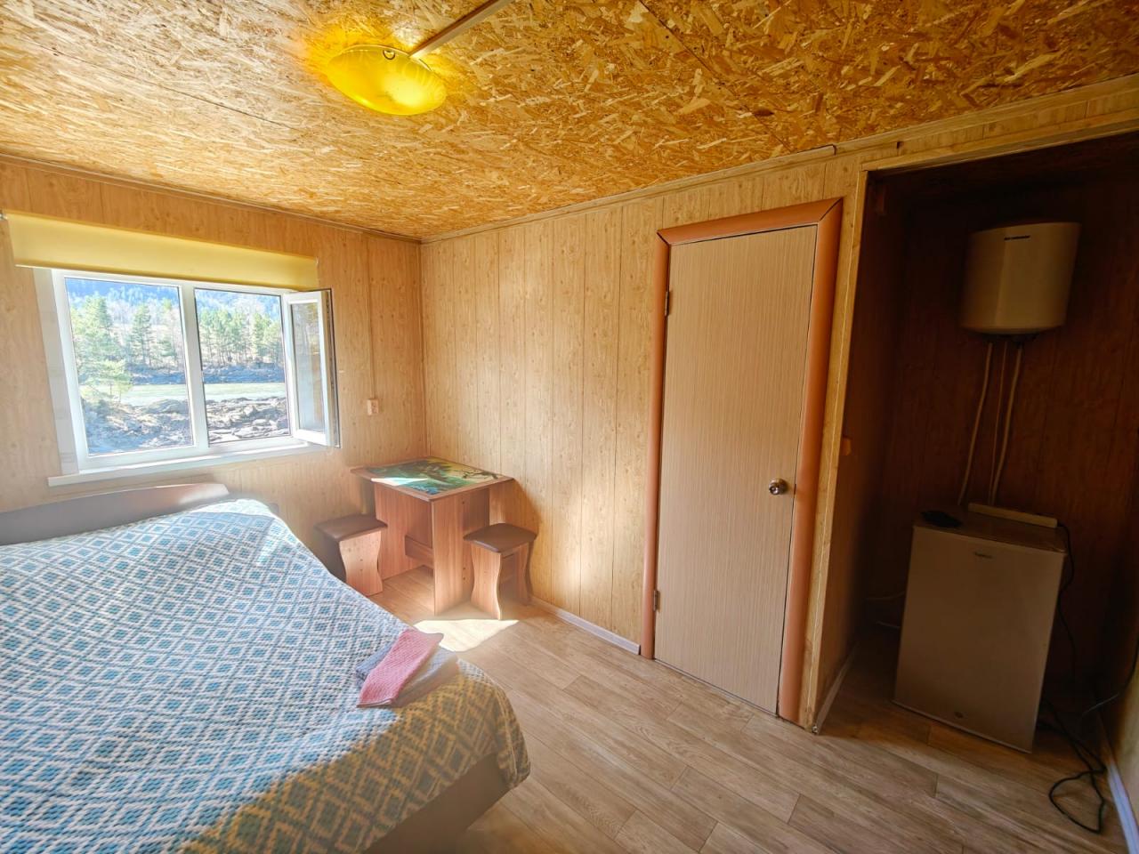 Домик на двоих у реки Катунь