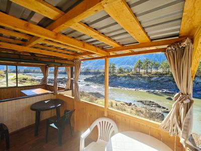 Беседка с кухней у реки Катунь