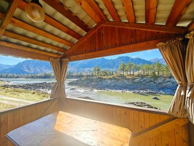 Беседка с кухней у реки Катунь