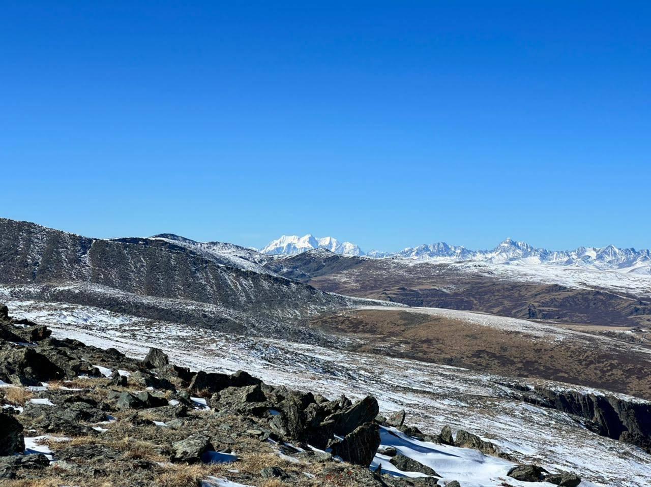 Красавица Белуха (Уч Сумер, Катын бажы) с перевала Бугу муюз