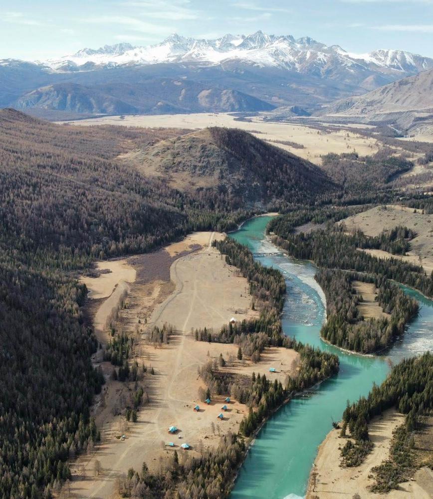 Байтерек на фоне красавицы горы Шенелю