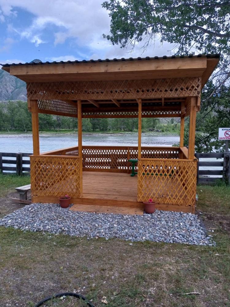 Беседка у реки Катунь