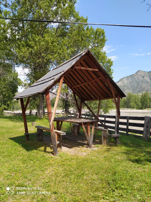 Беседка у реки Катунь