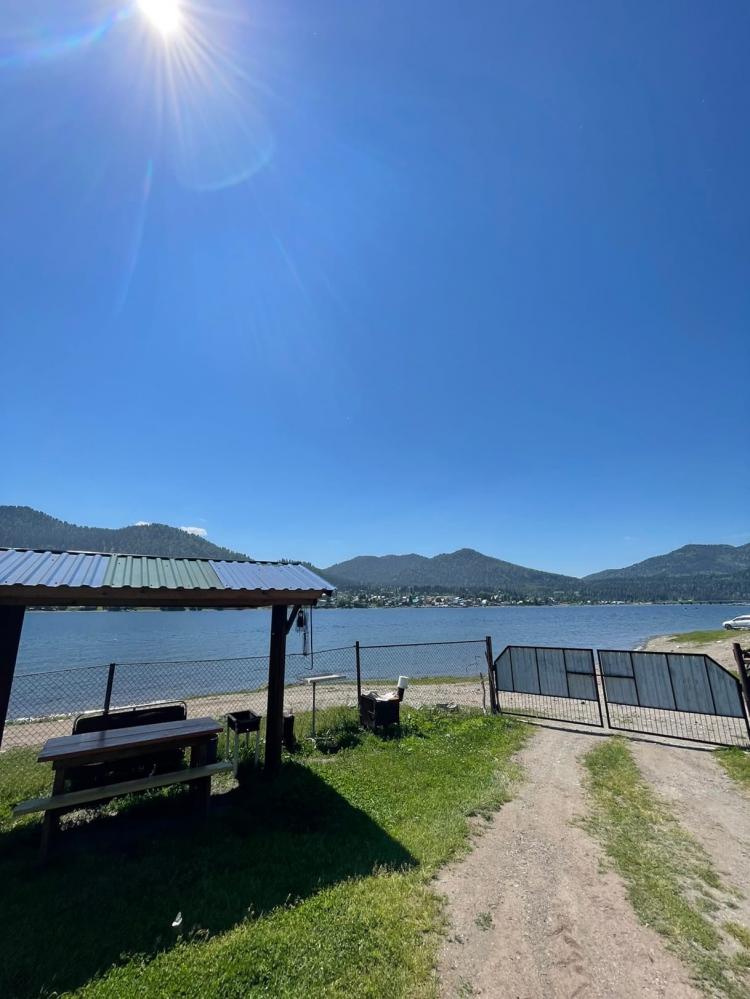 Вид на беседку на берегу Телецкого озера