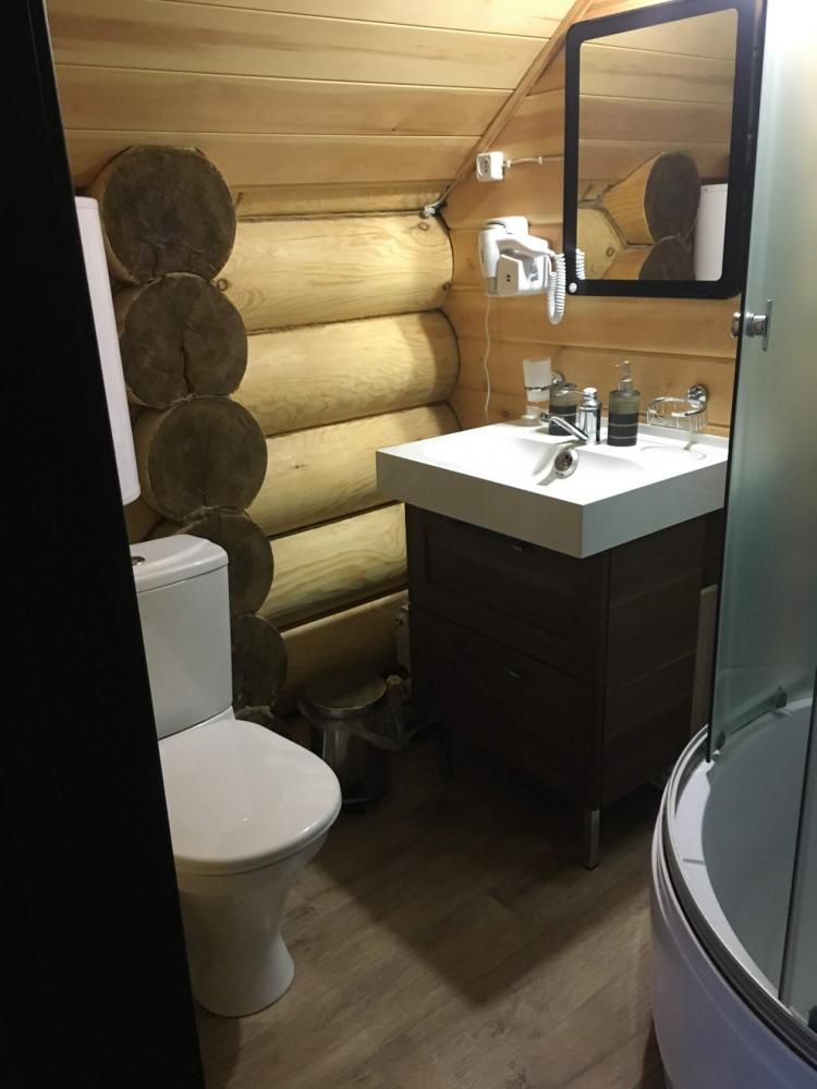 Номер 4 с двуспальной кроватью и диваном