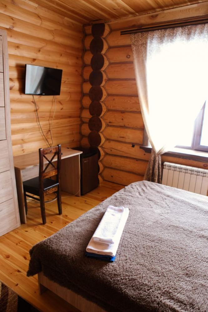 Номер 4 с двуспальной кроватью и диваном