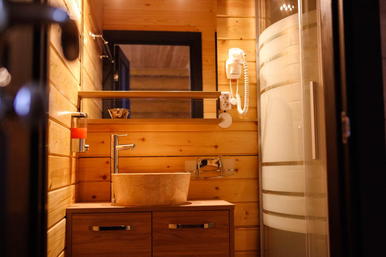 Номер 5 Люкс  двуспальной кроватью и диваном