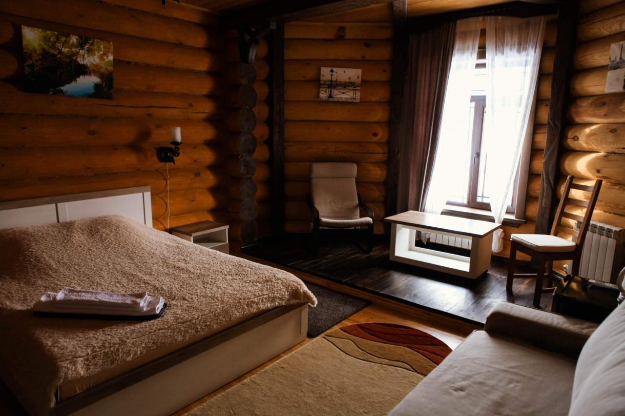 Номер 5 Люкс  двуспальной кроватью и диваном