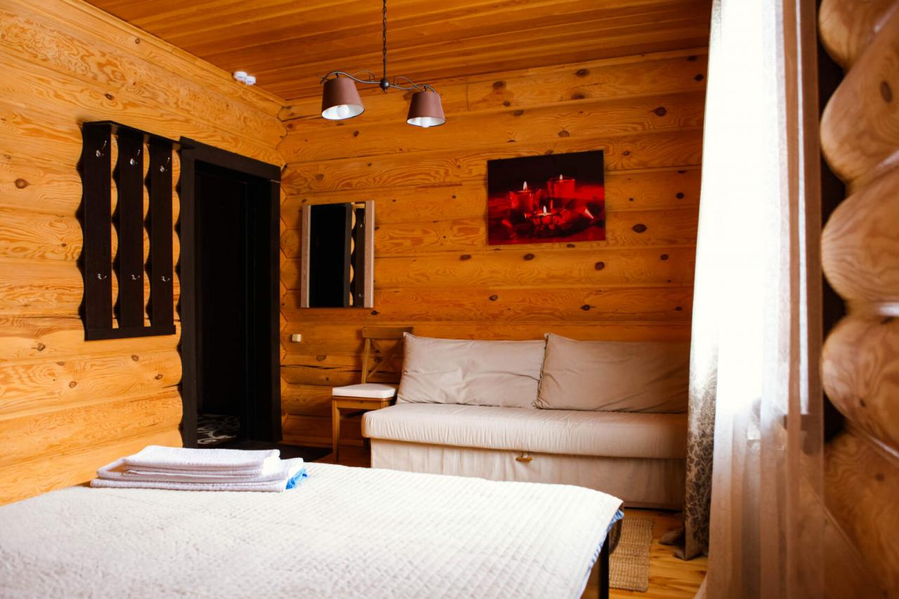 Номер 7 с двухспальной кроватью и диваном