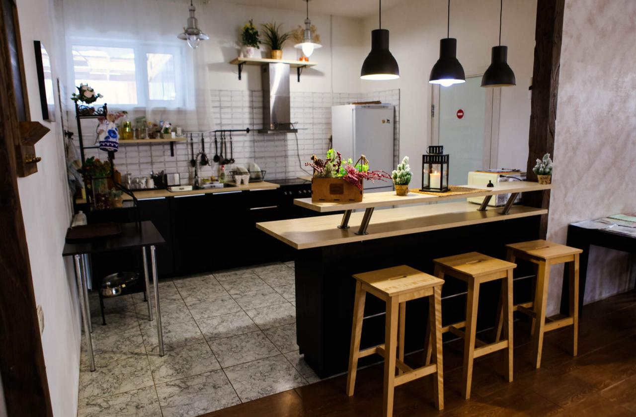 Барная стойка в столовой в коттедже "Серебренниковых"