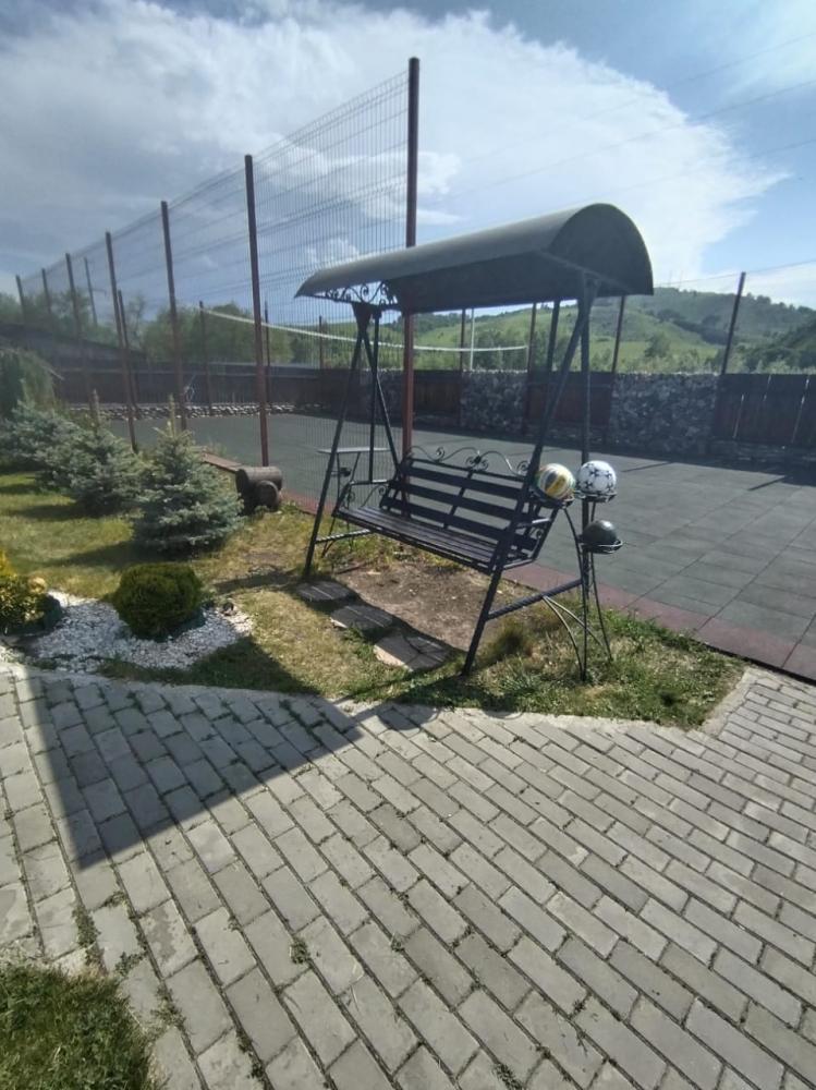 Волейбольная площадка и качели