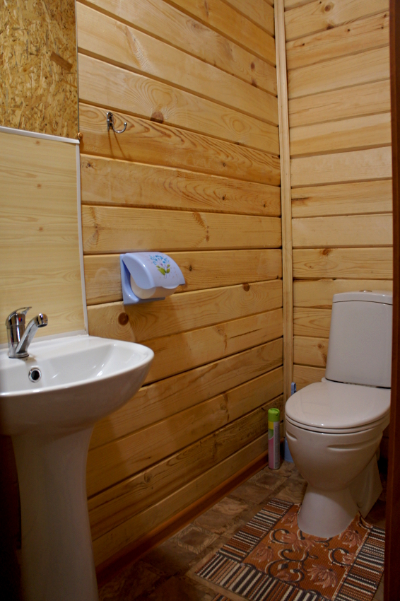 Санузел в благоустроенном домике