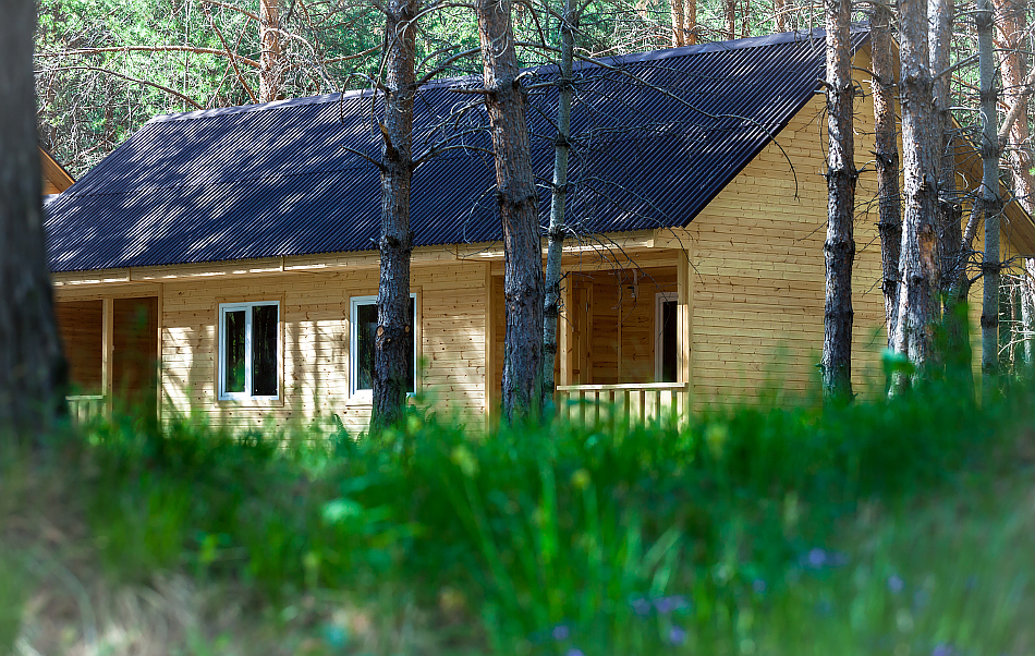 Новый дом на два блока, в каждом блоке - две комнаты	