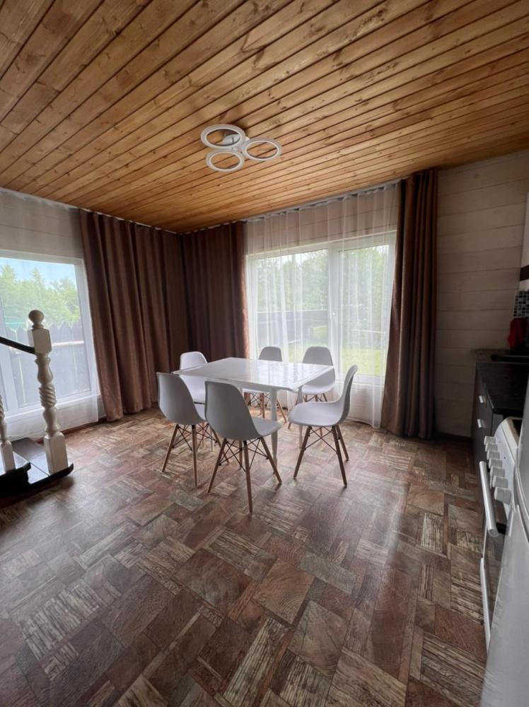 Коттедж  на Катуни Горный Алтай обеденная зона