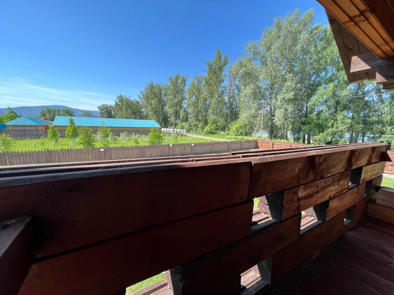 Вид со второго балкона коттеджа