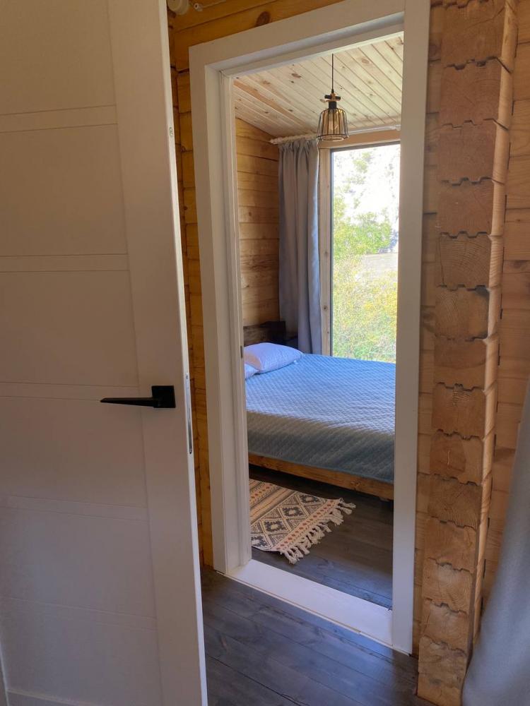 Благоустроенный домик у реки в Горном Алтае