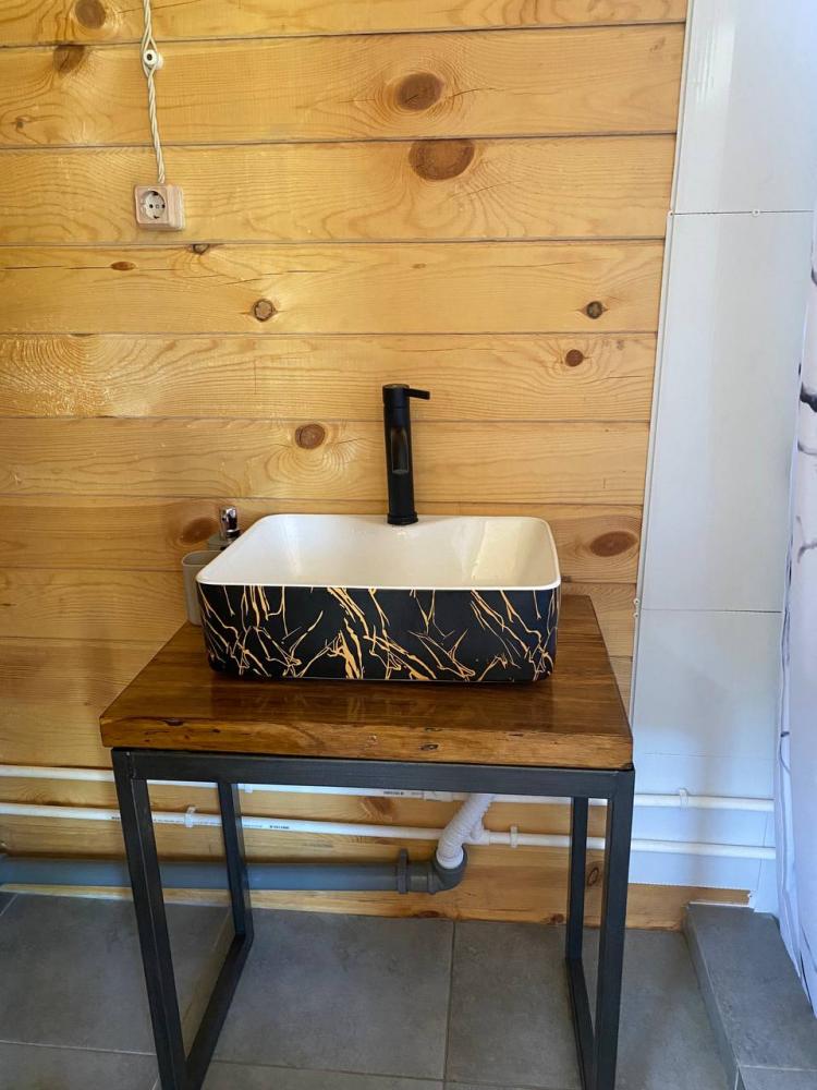 Благоустроенный домик у реки в Горном Алтае