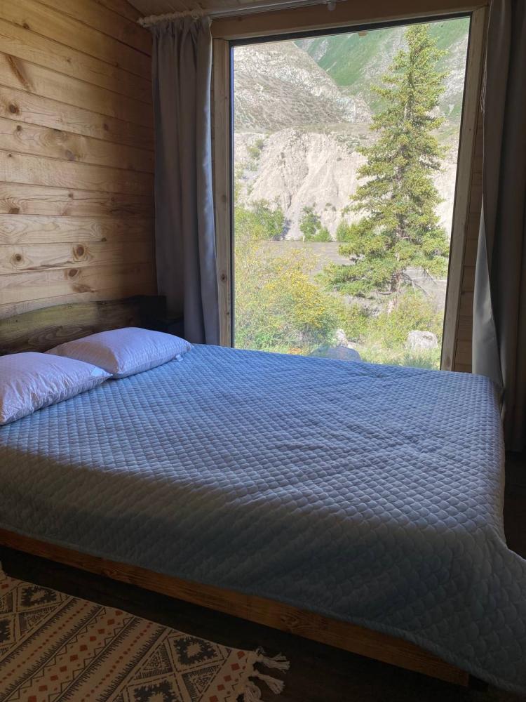 Благоустроенный домик у реки в Горном Алтае