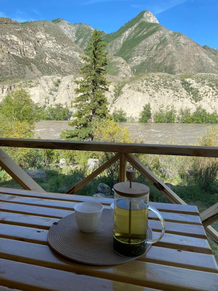 Благоустроенный домик у реки в Горном Алтае