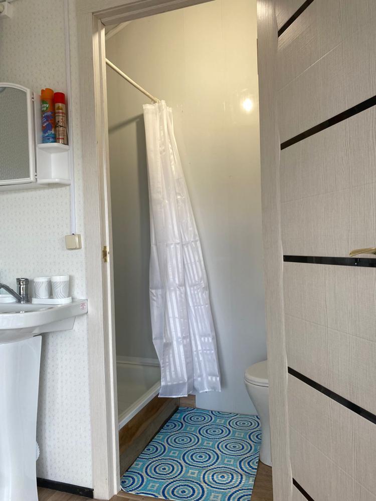 Душ в двухместном домике