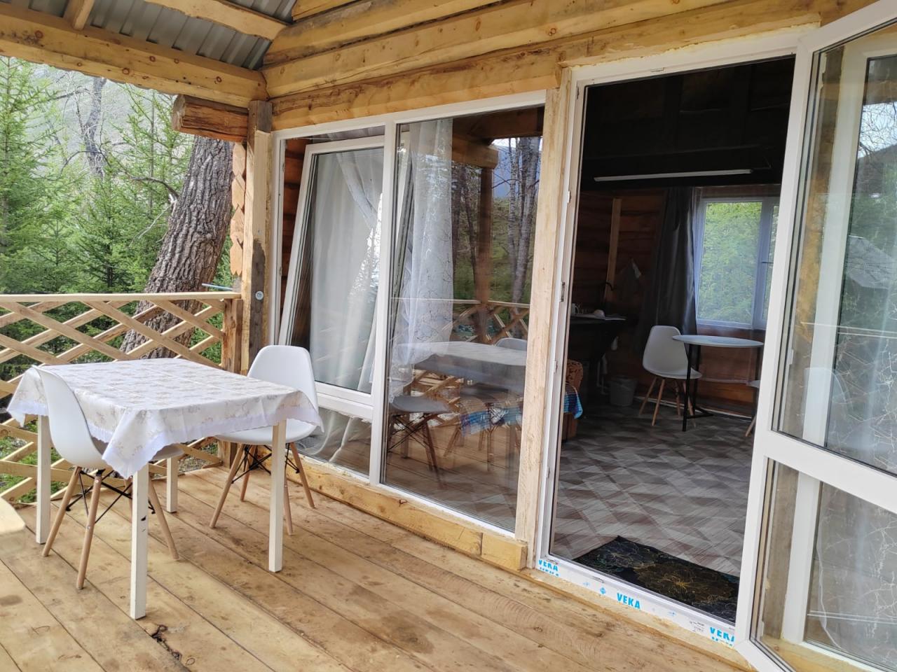 Дом с панорамным окном благоустроенный