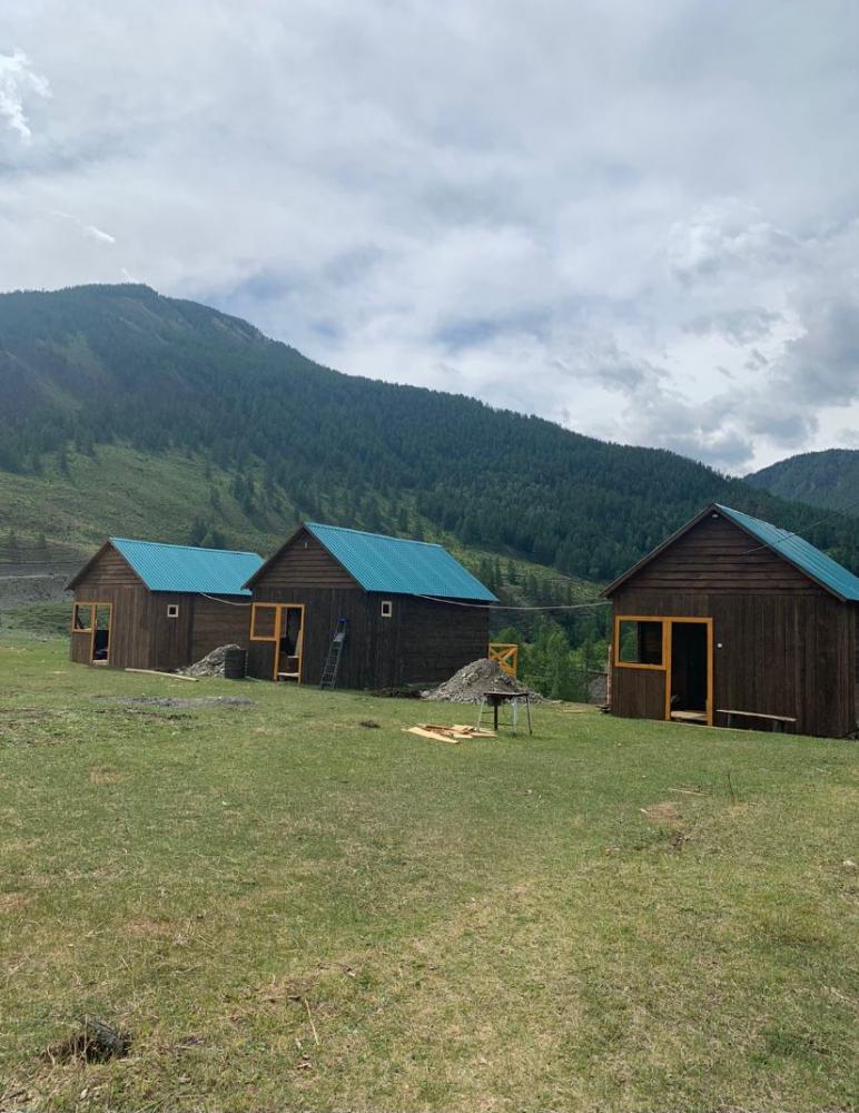 Домики Чибит Акташ у реки Чуя