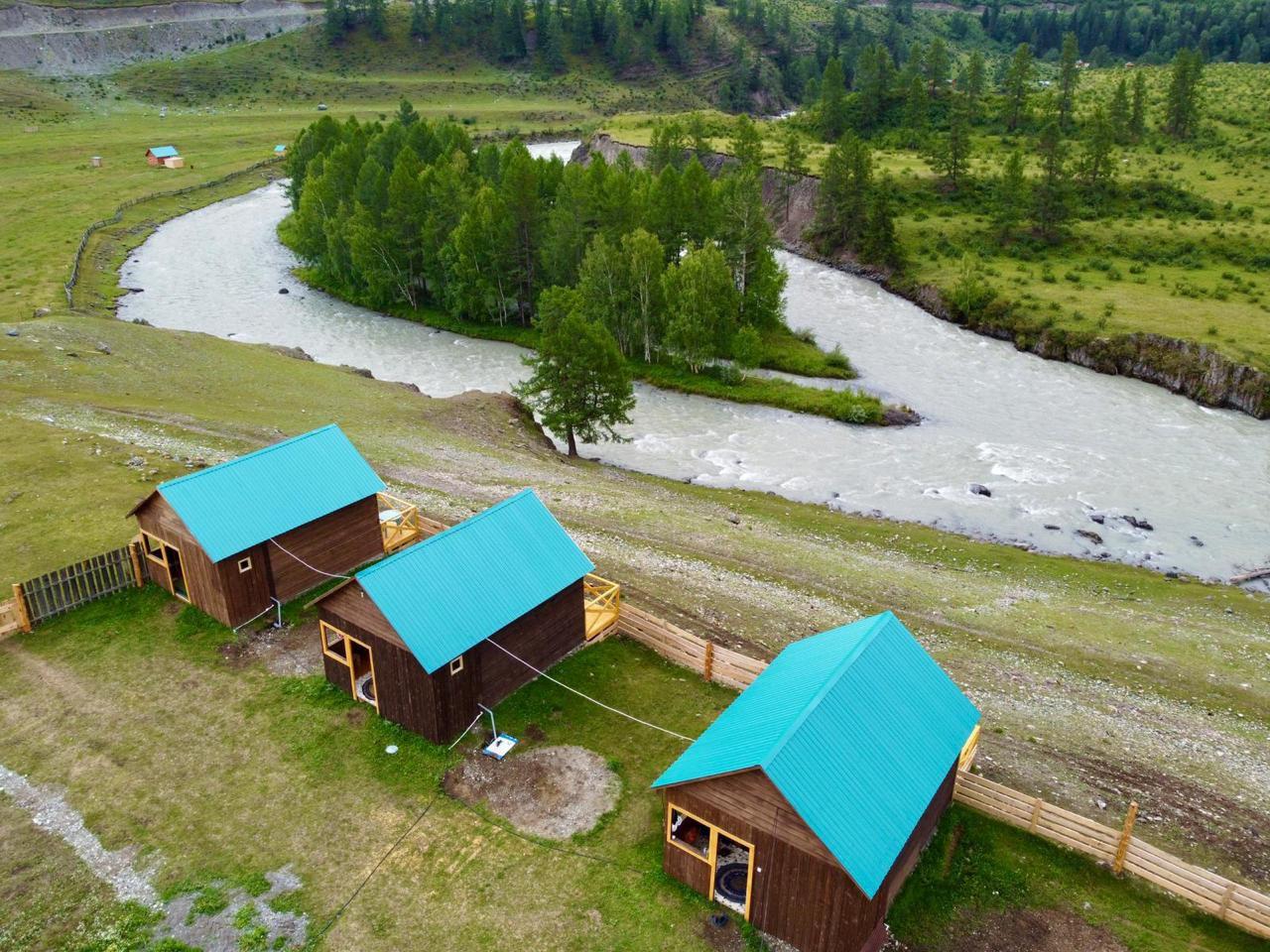 База отдыха "Тоолос" у реки Чуя в Чибите Горный Алтай