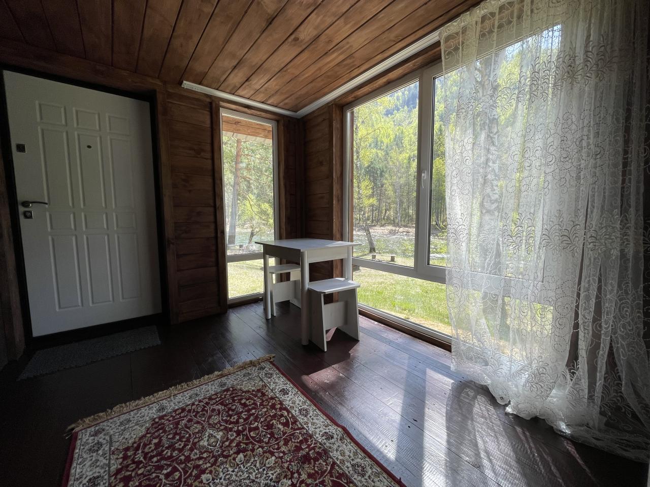 Гостиная в доме 4-х местном с видом на реку 