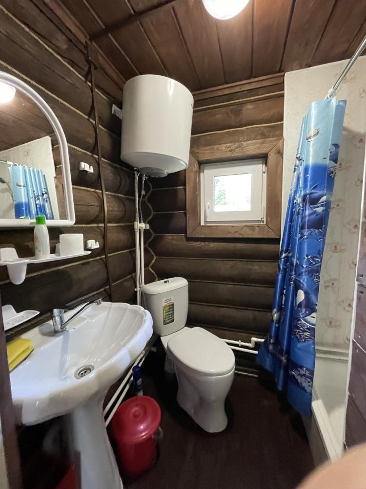 Санузел в доме с видом на реку