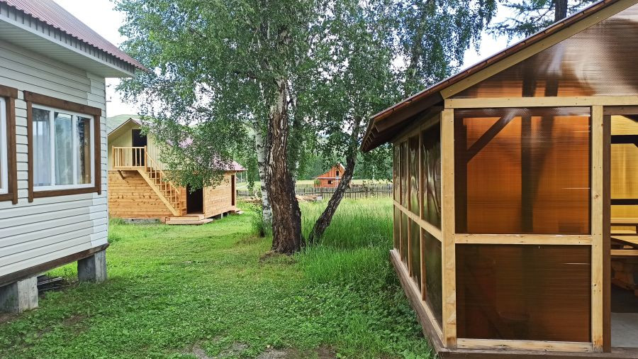 Большой дом с беседкой