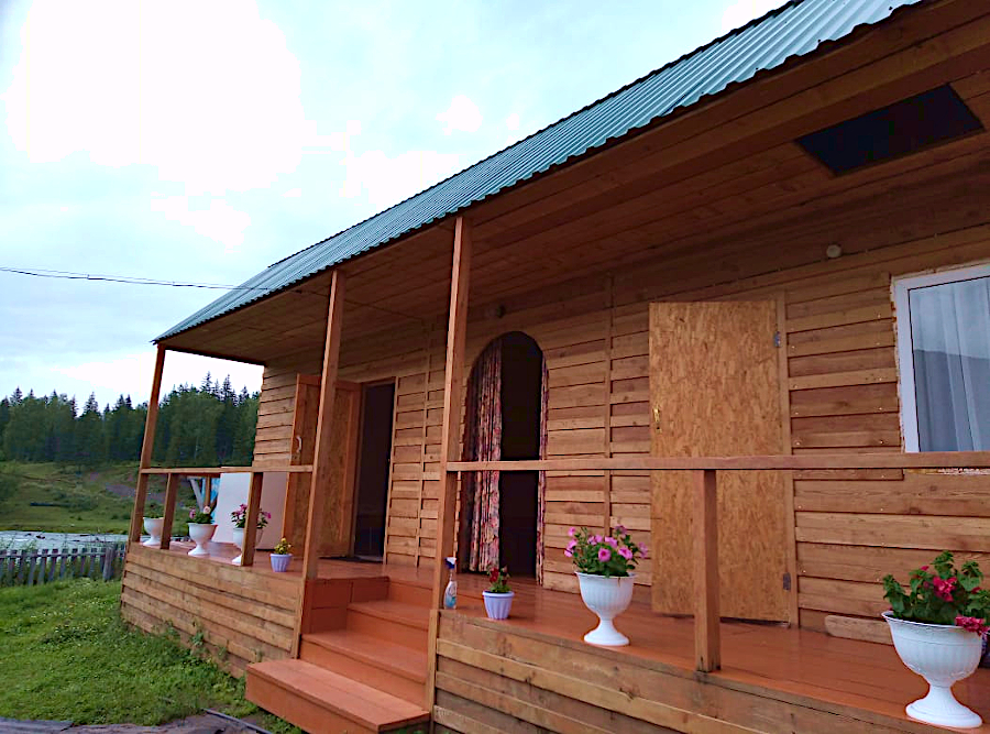 Летний утепленный домик с двумя входами