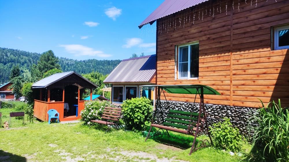 Беседка, качели на территории