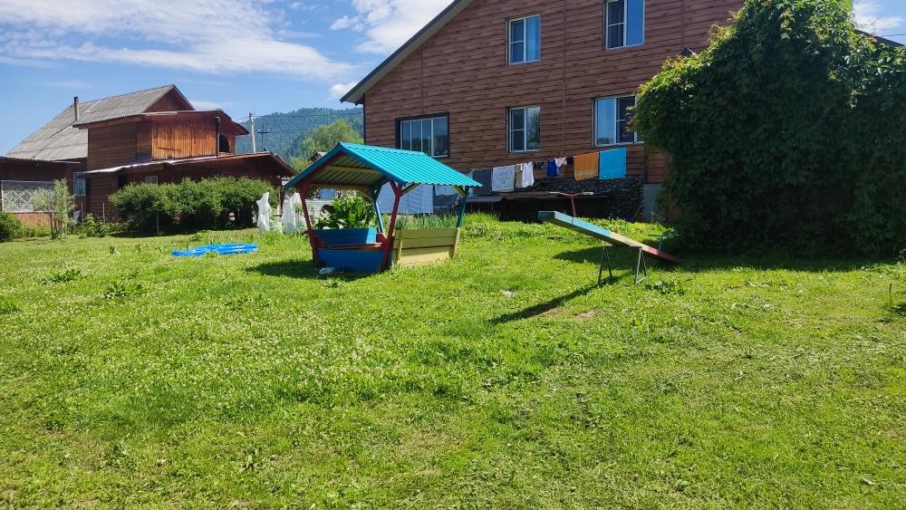 Детская площадка на просторной территории