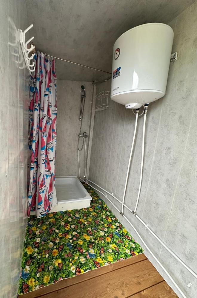 Горячий душ на территории