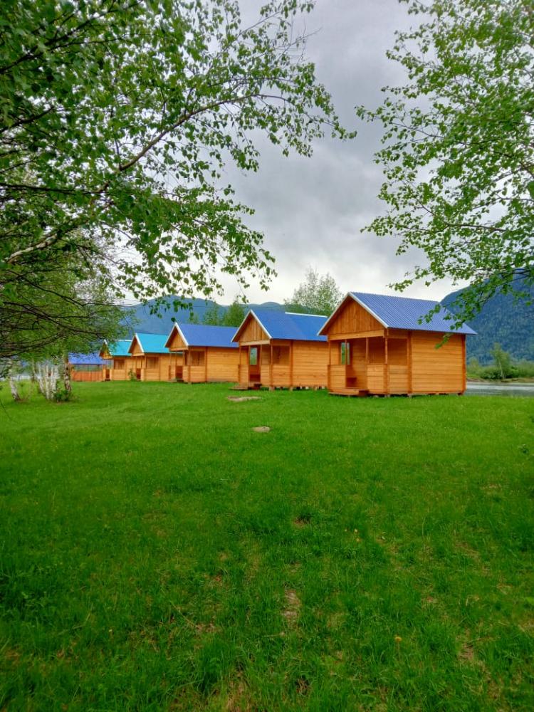 База отдыха на юге Телецкого озера у реки Чулышман