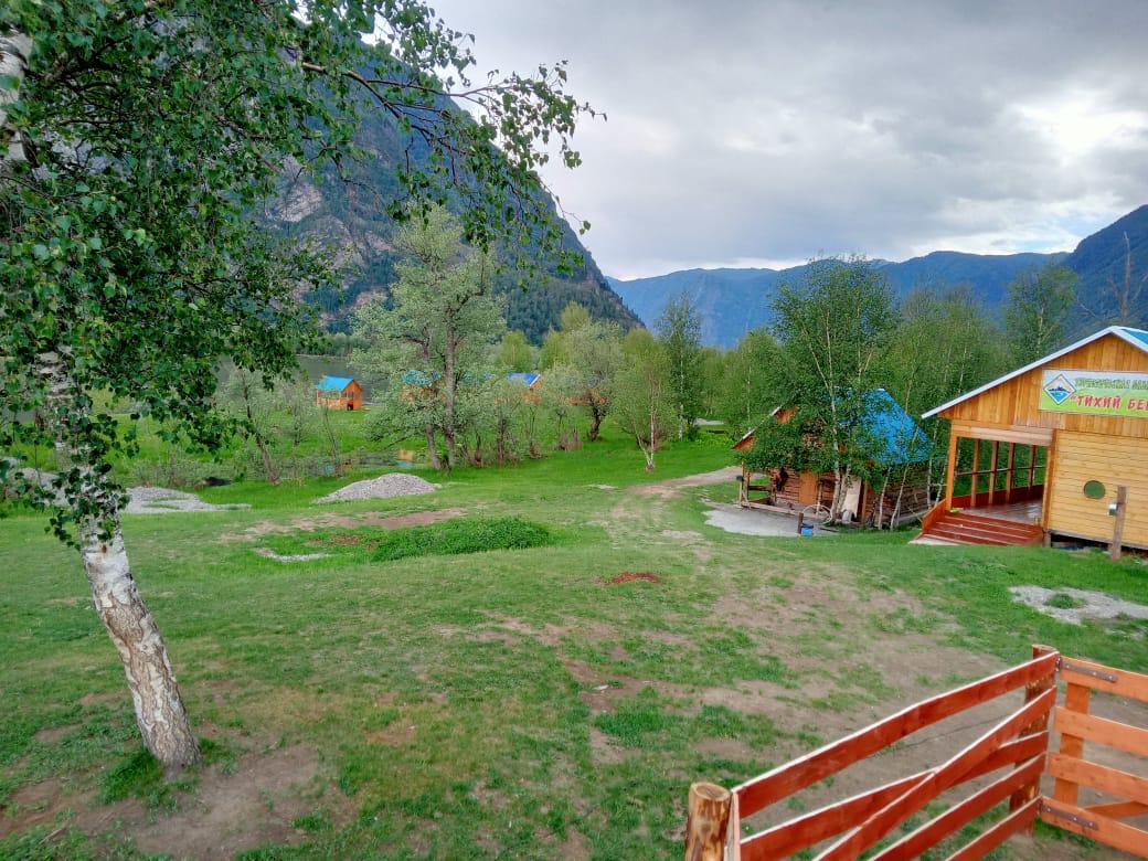 База отдыха на юге Телецкого озера у реки Чулышман