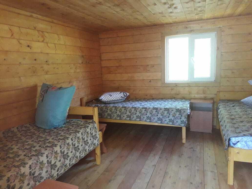 База отдыха на юге Телецкого озера у реки Чулышман