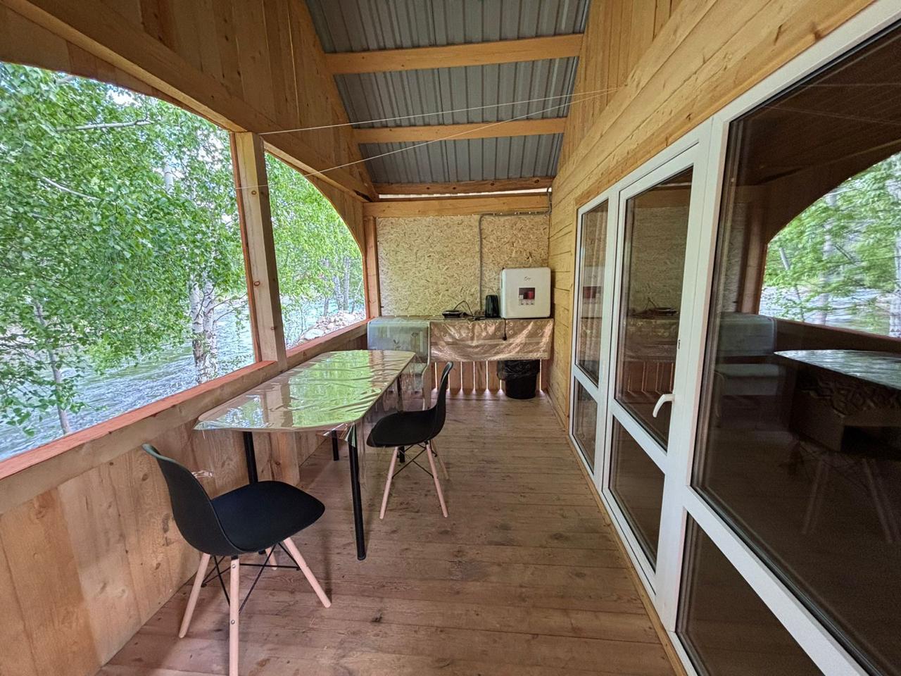 Дом 3-местный с верандой у реки Б. Яломан