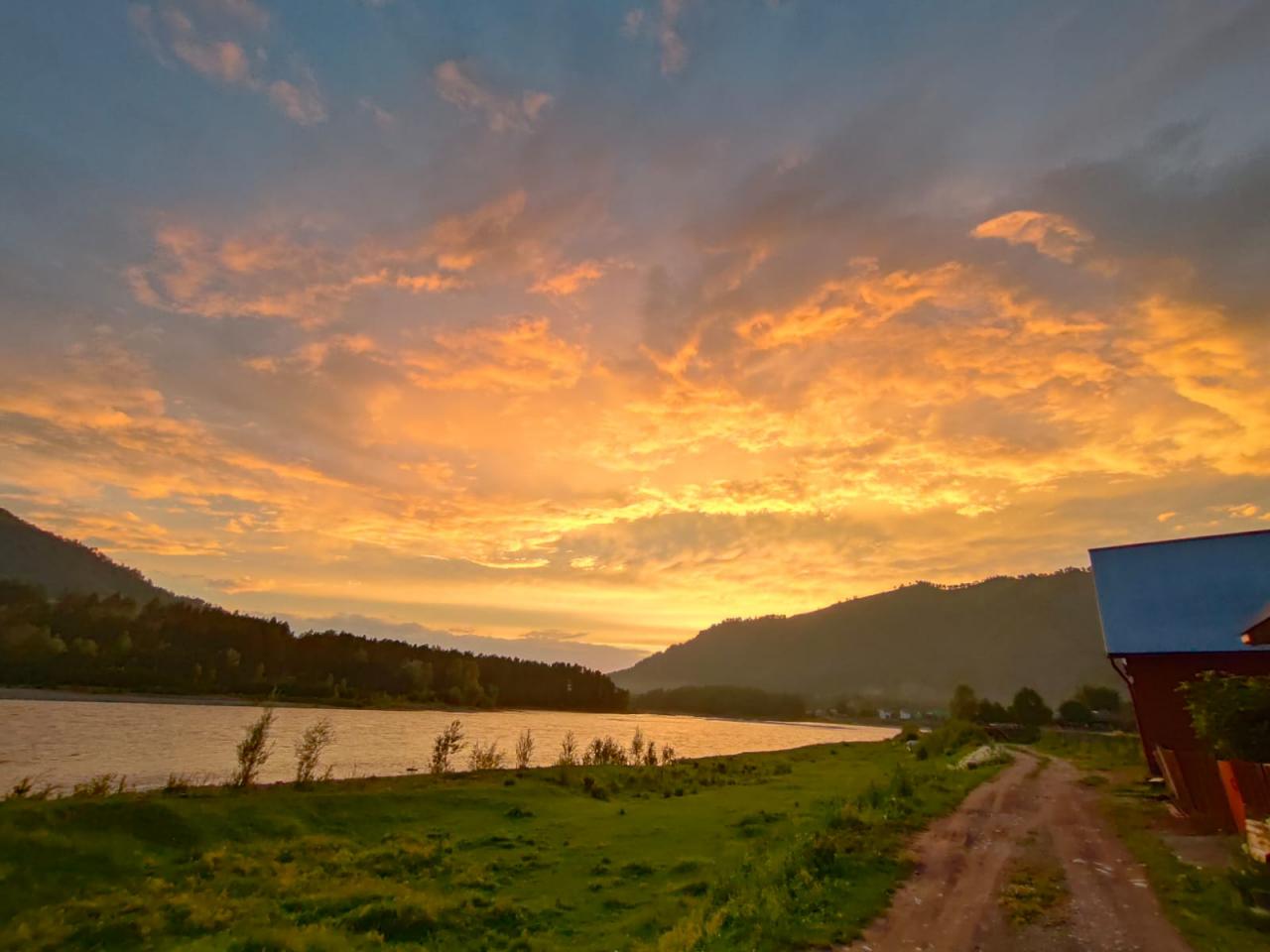 Дом в Манжероке "БережОК" вид на реку Катунь