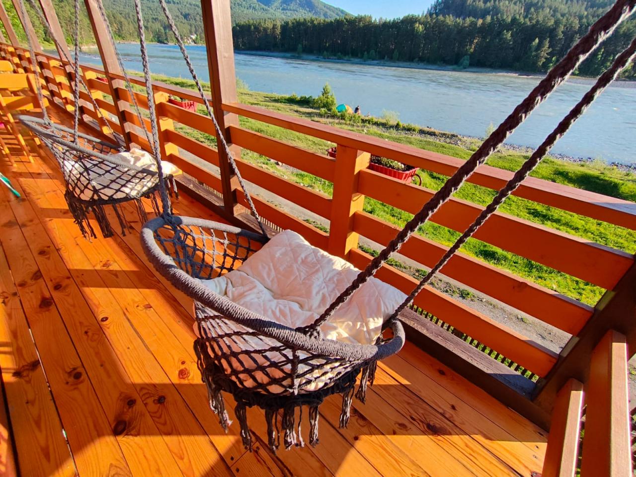 Апартаменты 2 этаж вид с балкона на реку Катунь