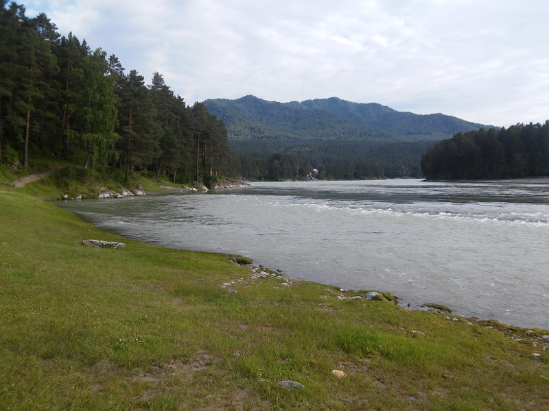 Бассейн с видом на Катунь