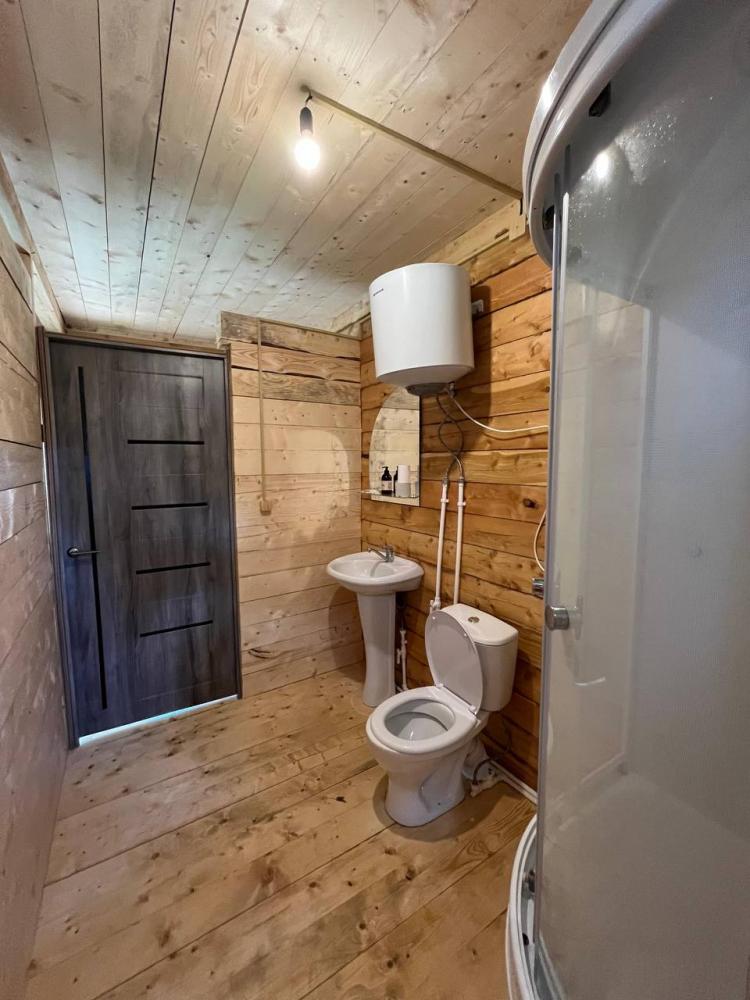 Дом 3-местный с панорамными окнами благоустроенный (душ, туалет)