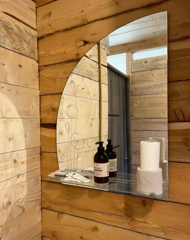 Дом 3-местный с панорамными окнами благоустроенный (душ, туалет)