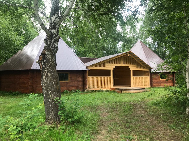 Два аила с общей беседкой