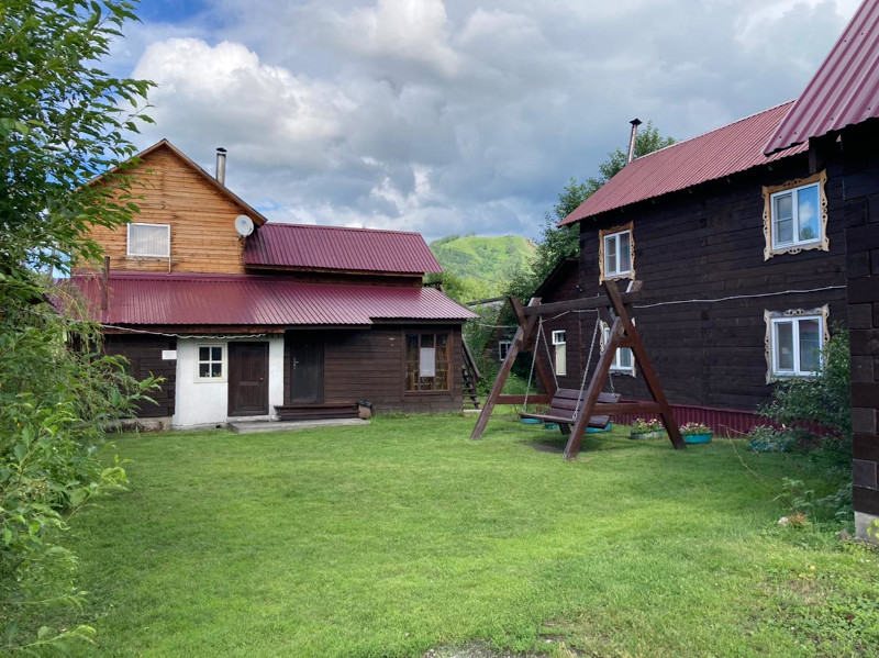 Дом №4 благоустроенный на 6-8 мест (слева)