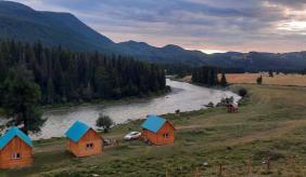 База отдыха у реки Башкаус Алтай