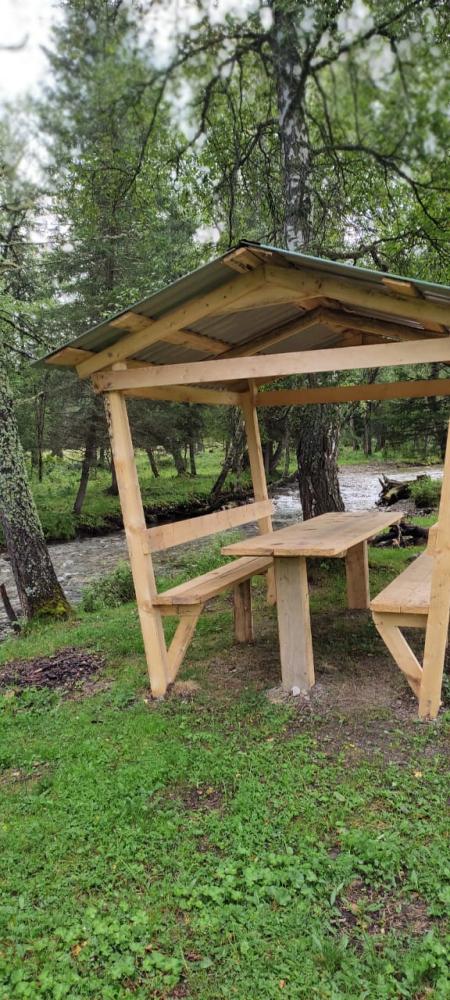 Беседка рядом с речкой. 