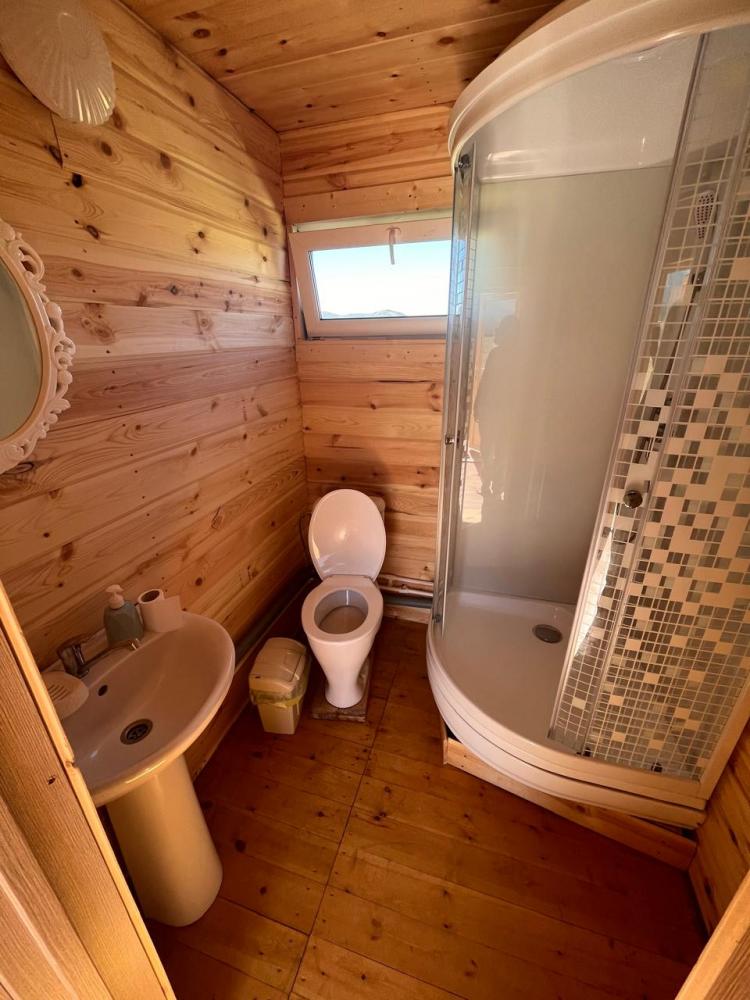Душ и туалет на две комнаты в новом домике