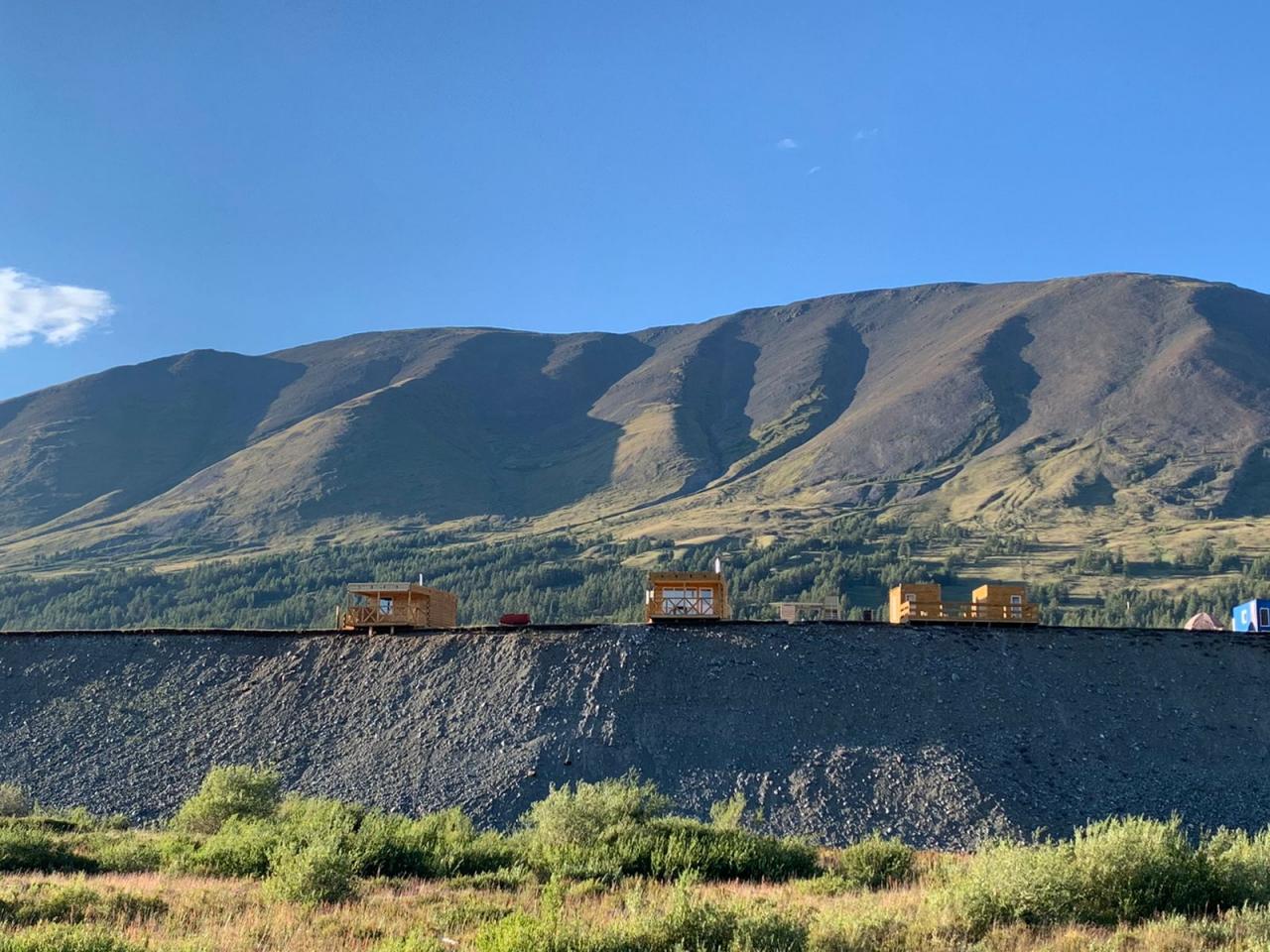 Домики Кош-Агачский район у горы и реки 