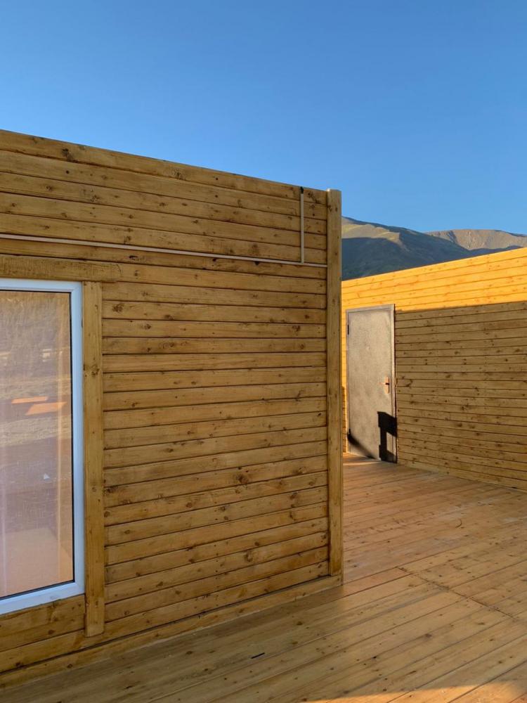 Деревянные домики с большой террасой